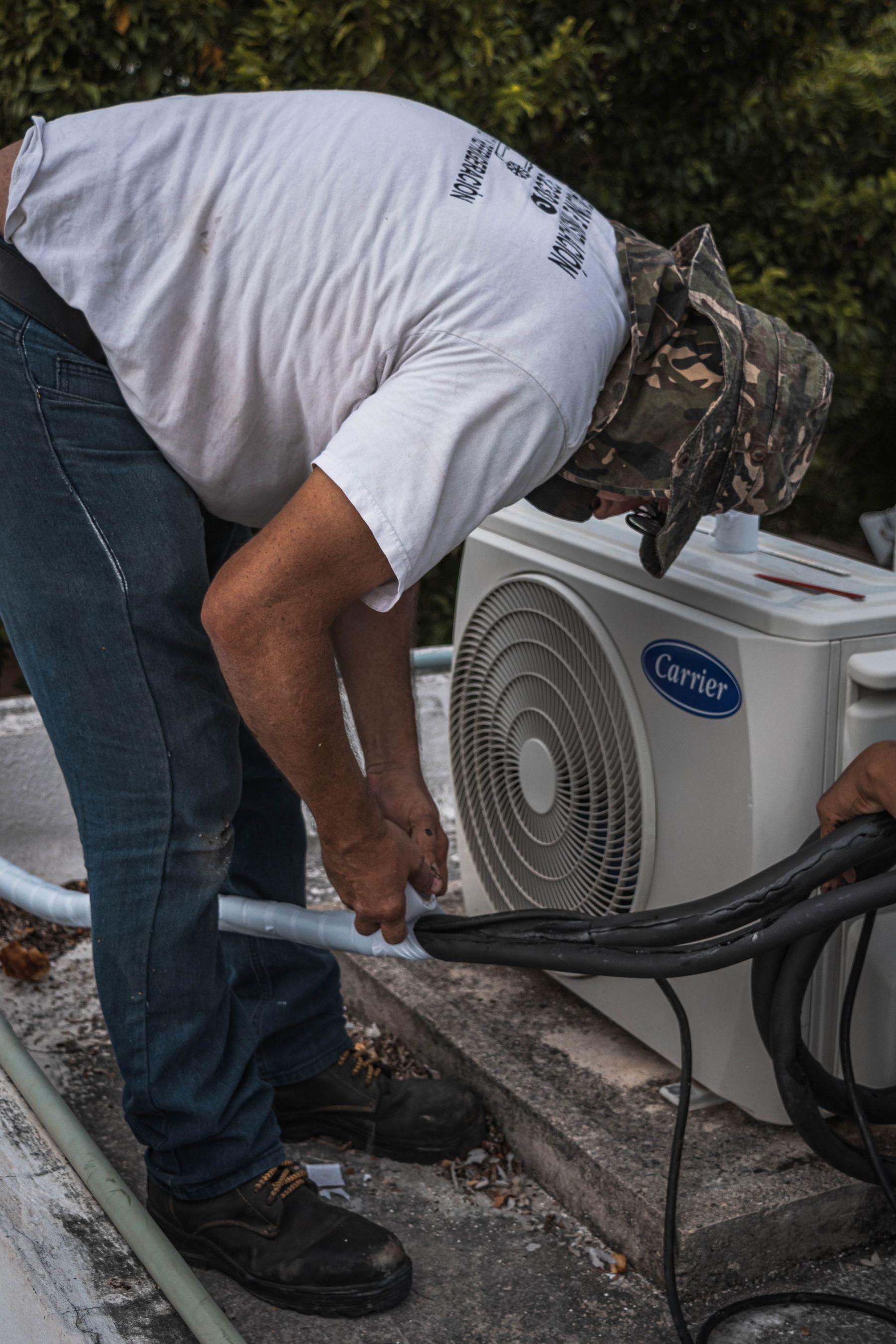 Equipe técnica da Climatize realizando manutenção em ar condicionado